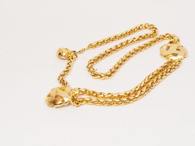 une image représentant une chaîne en or ornée d'un pendentif en forme de crâne