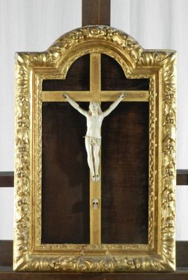 une croix en or avec un crucifix dans un cadre en or