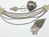 bijoux en argent posés sur une surface blanche, avec un fond blanc