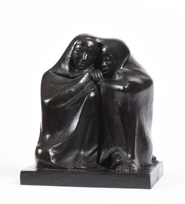 statue représentant une femme et un enfant assis sur un socle noir