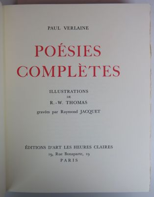 un livre ouvert, sur lequel figurent des lettres rouges, posé sur une table