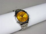 une montre posée sur une serviette de table, sur une table