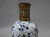 un vase bleu et blanc posé sur une surface blanche