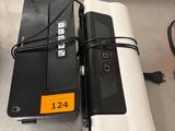 deux téléphones portables posés sur une table