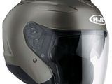 On voit un casque de motard sur fond blanc.
