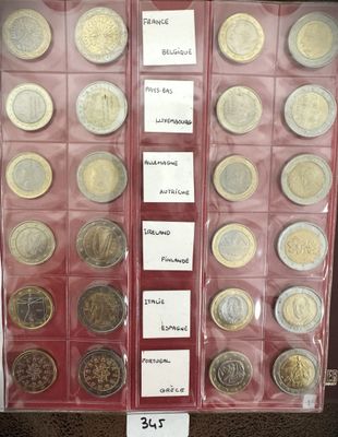 tout un tas de pièces différentes dans une vitrine