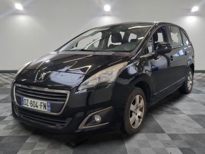 la photo d'une petite voiture noire garée dans un garage