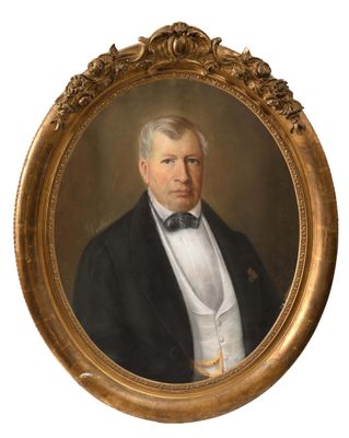 portrait d'un homme en smoking dans un cadre doré
