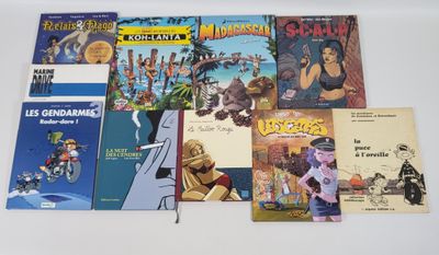 beaucoup de livres sur la table