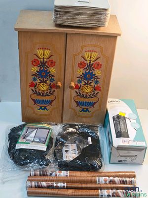 un grand nombre d'objets posés sur une table