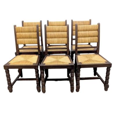 quatre chaises en bois avec des assises en osier sur fond blanc