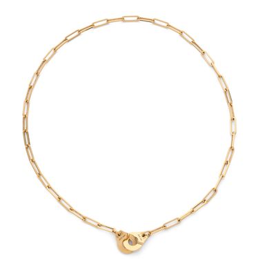 un collier à chaîne en or orné d'un pendentif en forme de cœur