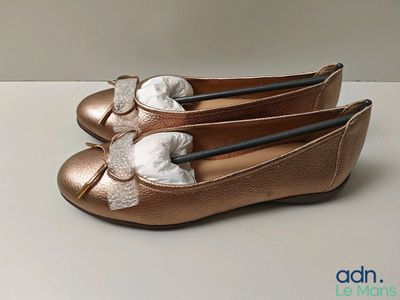 deux paires de chaussures ornées de nœuds, posées sur une table