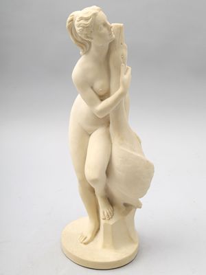 une image représentant une statue de femme tenant un vase