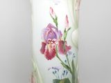 un vase orné d'un motif floral