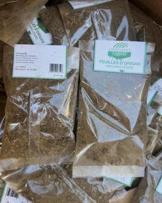 une boîte remplie d'herbes posée sur une table