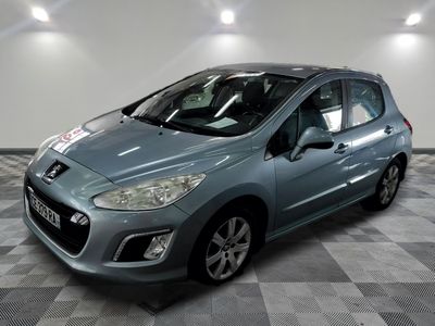 la petite voiture bleue est garée dans le garage sur un sol en damier