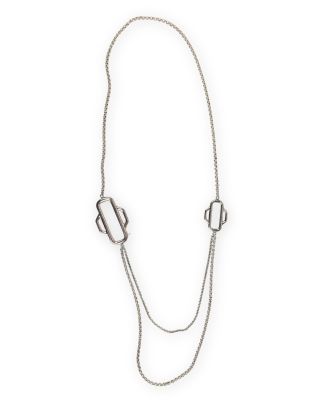 gros plan d'un collier sur fond blanc