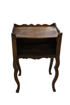 Table de chevet en noyer, présentant une niche aux côtés ajo…