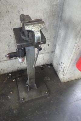 une borne d'incendie rouge dans un coin de la pièce