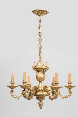 un lustre ancien en laiton à cinq branches et cinq bougies