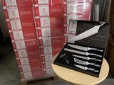 une boîte de couteaux posée sur une table, à côté d'une pile de boîtes