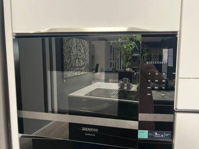 une photo d'une cuisine équipée d'un micro-ondes et d'un lave-vaisselle