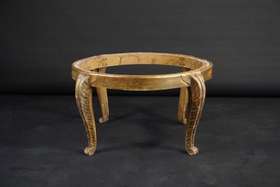 Maison JANSEN. Table basse circulaire en bois doré à pieds p…
