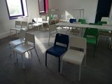 de nombreuses chaises et tables dans une pièce dotée d'une grande fenêtre