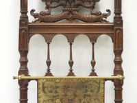VESTIAIRE en bois mouluré et sculpté à décor ajouré de dauph… (photo 4)