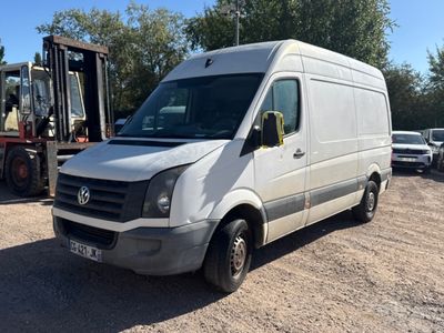 une camionnette blanche garée dans un parking