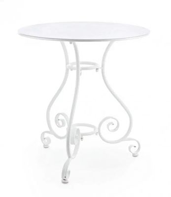 La table est blanche et possède un piètement en métal.