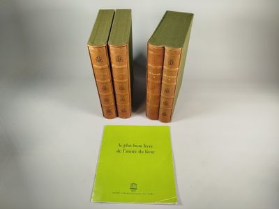 trois livres posés l'un à côté de l'autre sur une surface blanche