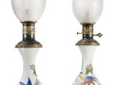 paire de lampes en porcelaine ornées de motifs d'oiseaux et de fleurs peints