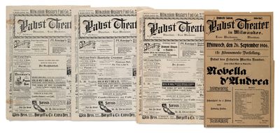 plusieurs vieilles pages de journal sont empilées les unes sur les autres