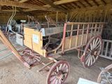 une calèche qui se trouve dans une grange