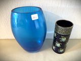 un vase bleu et un vase noir posés sur une table