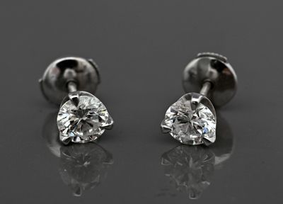 une paire de boucles d'oreilles en diamant sur un fond noir
