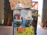Les cartons sont empilés sur un chariot dans un entrepôt