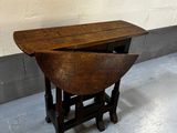 une petite table en bois équipée d'un plateau rabattable