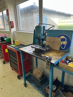 1 établi métallique avec presse pneumatique à redresser
