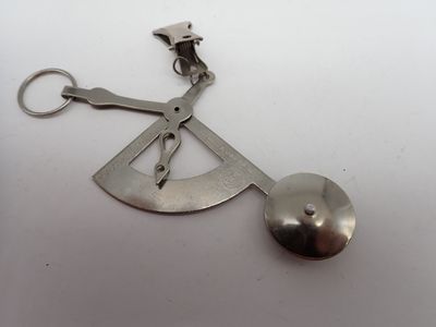 une cuillère en métal et une cuillère en métal posées sur une surface blanche