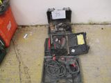 une photo d'une trousse à outils posée par terre près d'un mur