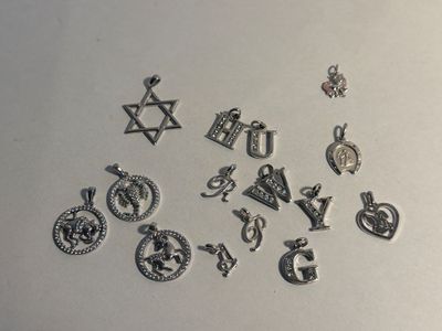 a lot of charms that are on the table