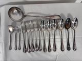 beaucoup de cuillères en argent et de cuillères à soupe sur une table