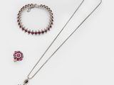 une collection de bijoux comprenant un collier, un bracelet et une bague