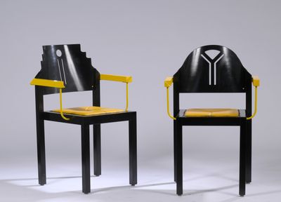 une paire de chaises noires et jaunes avec une assise jaune