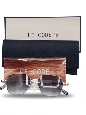 une paire de lunettes de soleil avec son étui et une paire de lunettes