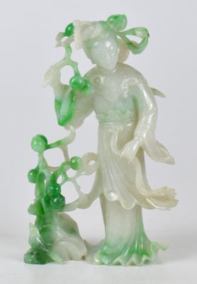 figurine chinoise en jade sculpté représentant une femme tenant une fleur