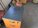 un bureau sur lequel est dessiné un visage, dans un garage
